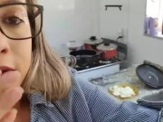 LOIRA DE LINGERIE NA COZINHA 8/16