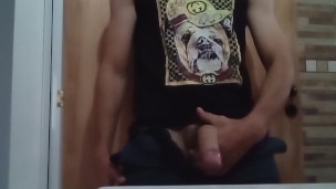 Argentino caliente se masturba y se llena de leche la mano