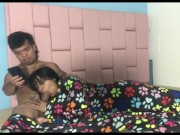 mientras mi hermanastro se dedica a ver porno de su celular yo le doy rica mamada