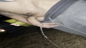 Gran polla soltando lluvia dorada. Gran meada