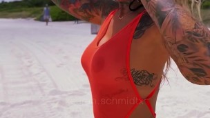 Geile tätowierte Blondine am FKK Strand in Miami