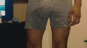 Mexicano moreno delgado en boxer frente a la camara