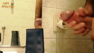 Sega e sborrata amatoriale casalinga su un portatessere