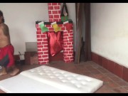 nos pusimos juguetones haciendo el aseo, hasta excitarnos y terminar follando en el patio