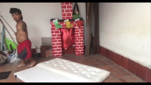 nos pusimos juguetones haciendo el aseo, hasta excitarnos y terminar follando en el patio