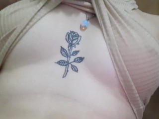 Putita se masturba mientras llueve