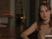 Ersties - Leoni masturbiert mit Wäscheklammern an ihren Brustwarzen 11/16