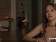 Ersties - Leoni masturbiert mit Wäscheklammern an ihren Brustwarzen 9/16