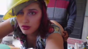 Sexo inesperado en obra en construcción con albañil sin condón. Hasta que nos descubre su jefe! 🙊