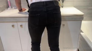Police officer unaware exposed ass crack