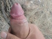Joven amateur se masturba al aire libre