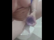 La rubia Española jugando un poquito en la ducha con mis juguetitos 💦😋