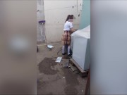 Encuentro a mi hijastra colegiala sola en casa lavando sus calzones, padrastro pervertido , 11/16