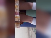 Encuentro a mi hijastra colegiala sola en casa lavando sus calzones, padrastro pervertido , 15/16