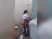 Encuentro a mi hijastra colegiala sola en casa lavando sus calzones, padrastro pervertido , 2/16