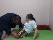 Encuentro a mi hijastra colegiala sola en casa lavando sus calzones, padrastro pervertido , 4/16