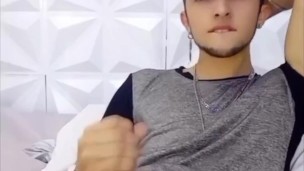 Que rico llenarse la camisa de semen después de una buena paja