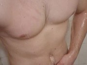 Plaisir sous la douche pendant que le coloc regarde la télé 1/16