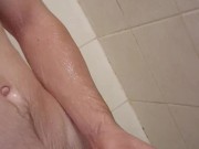 Plaisir sous la douche pendant que le coloc regarde la télé 14/16