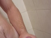 Plaisir sous la douche pendant que le coloc regarde la télé 15/16