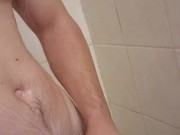 Plaisir sous la douche pendant que le coloc regarde la télé 16/16