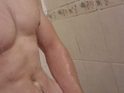 Plaisir sous la douche pendant que le coloc regarde la télé 7/16