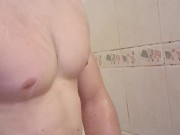 Plaisir sous la douche pendant que le coloc regarde la télé 8/16