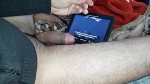 Me hago una paja mirando hentai