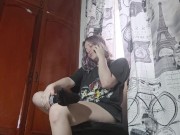 MIENTRAS HABLO CON MI NOVIO POR TELEFONO SE LA CHUPO A MI MEJOR A MIGO