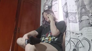 MIENTRAS HABLO CON MI NOVIO POR TELEFONO SE LA CHUPO A MI MEJOR A MIGO