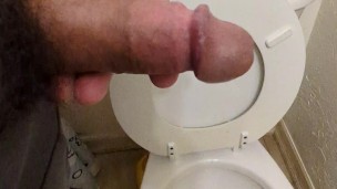 Piss fetish: Hung and hairy bear takes a leak