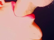 Primer plano la mejor chupada en los labios mas sexys 9/16