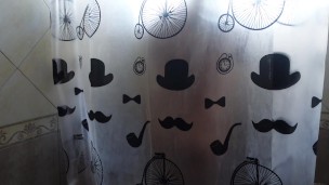 Parte 1: Madrastra espía hijastro en la ducha mientras sus esposo está en el trabajo