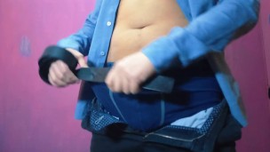 Hombre heterosexual solo masturbandose, video casero real