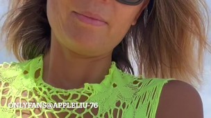 Handjob casual na praia com creampie garantido!