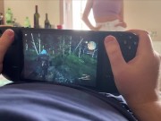 Мачеха подрочила и отсосала мне пока я играл в Ведьмака на Steam Deck 1/16