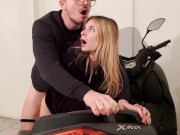 18enne rimorchiata e scopata in garage mentre la moglie è in casa. Dialoghi Ita 14/16