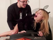 18enne rimorchiata e scopata in garage mentre la moglie è in casa. Dialoghi Ita 15/16