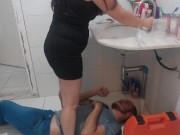 atendi o encanador de vestido sem calcinha! quero o pau dele será que consegui? 2/16