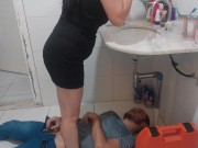 atendi o encanador de vestido sem calcinha! quero o pau dele será que consegui? 3/16