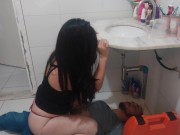 atendi o encanador de vestido sem calcinha! quero o pau dele será que consegui? 9/16