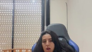 Alumna traviesa aprueba por seducir al profesor