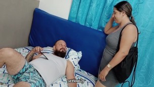 Hermosa milf le da un rico masaje a su cliente para que le folle el coño hasta tragarse su leche -po