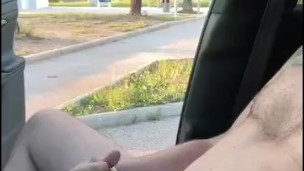 branlette sur aire autoroute exhibe