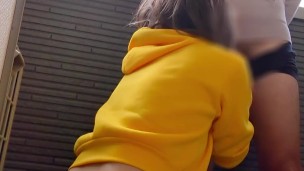 ベランダでフェラ抜きするルーズソックスギャル