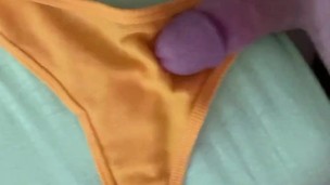 An Tanga gerieben und abgespritzt