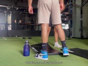 invito al gimnasio a mi compañera de cuarto y la follo en la ducha