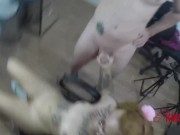 Gulosa mama os dois amigos ao mesmo tempo punhetando pra tirar leitinho 2/16