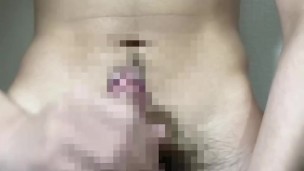 隣人に聞こえないようにオナニーするも快感で声が漏れるw 男子大学生、立ってシゴく