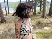 Petite salope tatouée se laisse prendre comme une chienne dans la forêt 1/16